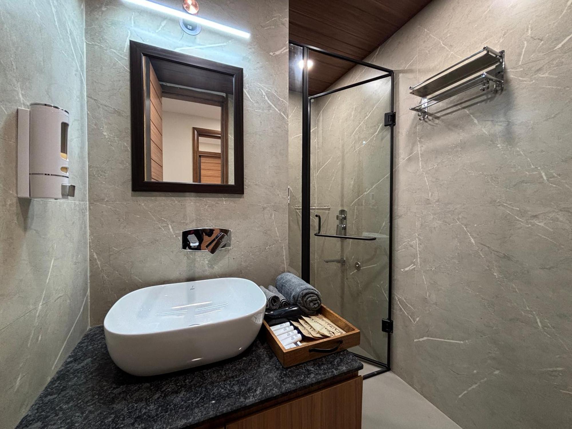 Hotel Housr Sector 45 Gurgaon Near Artemis Hospital Exterior foto