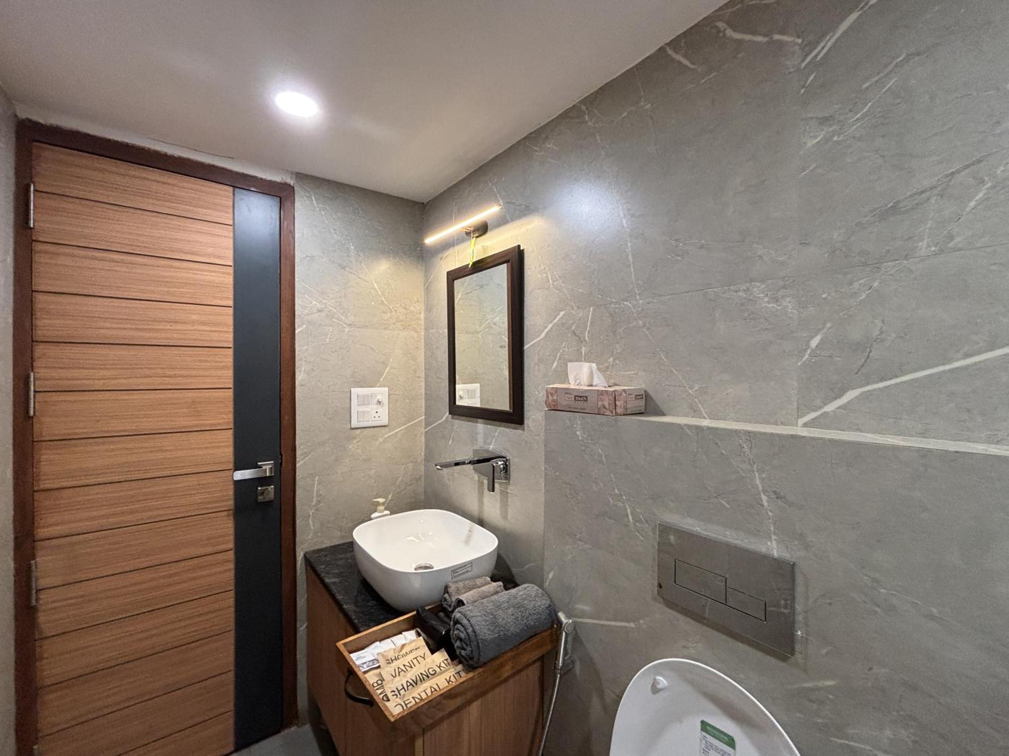 Hotel Housr Sector 45 Gurgaon Near Artemis Hospital Exterior foto